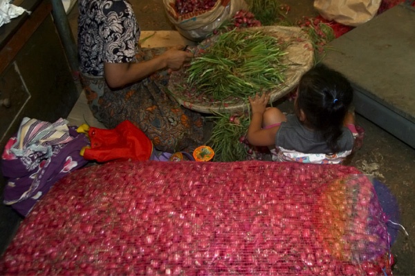 Mengintip Aktivitas Pasar Induk Kramat Jati