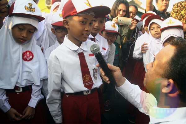 Menteri Anies Baswedan Tinjau Hari Pertama Sekolah