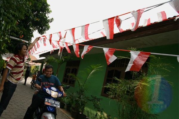 Karang Taruna Pasang Bendera Hiasi Jalan Kampung