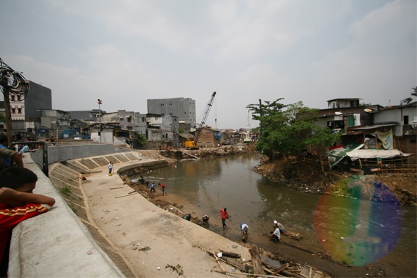 Tiang Pancang Bantaran Sungai Ciliwung Mulai Dipasang