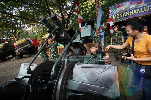 Warga Antusias Kunjungi Pameran Alutsista TNI AD di UI