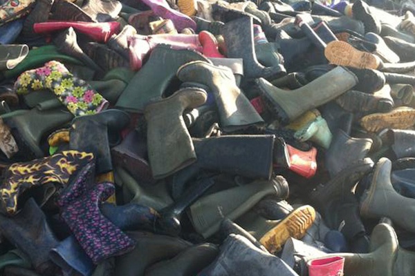 Glastonbury Sumbangkan Ratusan Sepatu Bot bagi Migran di Calais