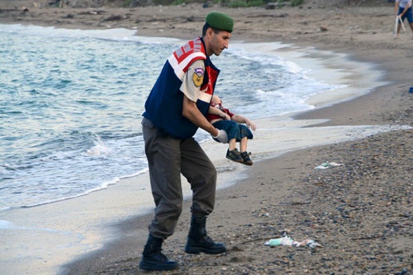 Dunia Berduka Melihat Foto Bocah Suriah Tewas di Pantai Turki