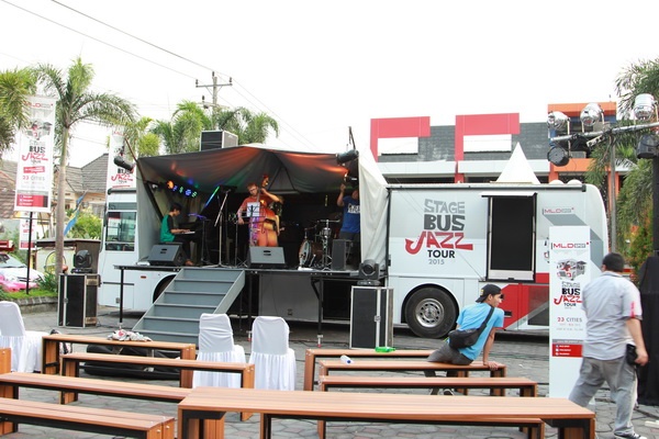 Stage Bus Jazz Tour 2015 Menuju Solo