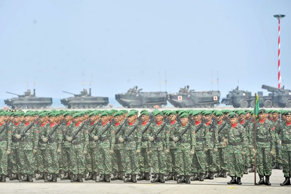 Presiden Jokowi Pimpin Upacara Peringatan HUT Ke-70 TNI