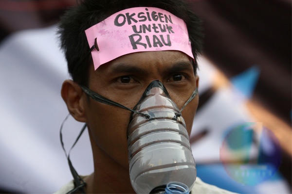 Puluhan Jurnalis Lintas Media Gelar Aksi Peduli Asap untuk Sumatera dan Kalimantan