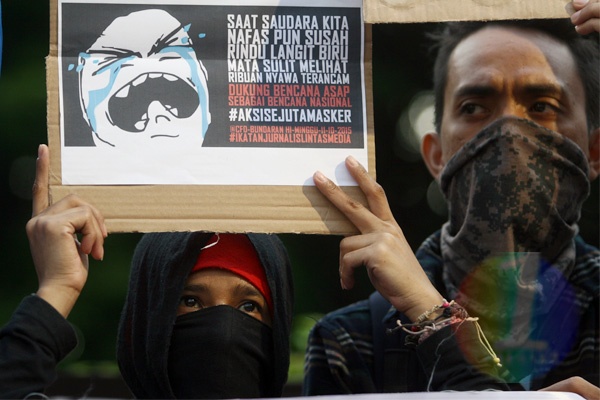 Puluhan Jurnalis Lintas Media Gelar Aksi Peduli Asap untuk Sumatera dan Kalimantan