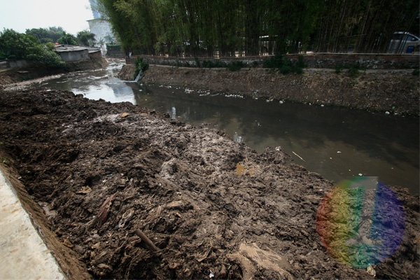 Antisipasi Banjir, Kali Krukut di Jakarta Selatan Dikeruk