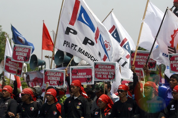 Ribuan Buruh Unjuk Rasa di Seberang Istana Negara