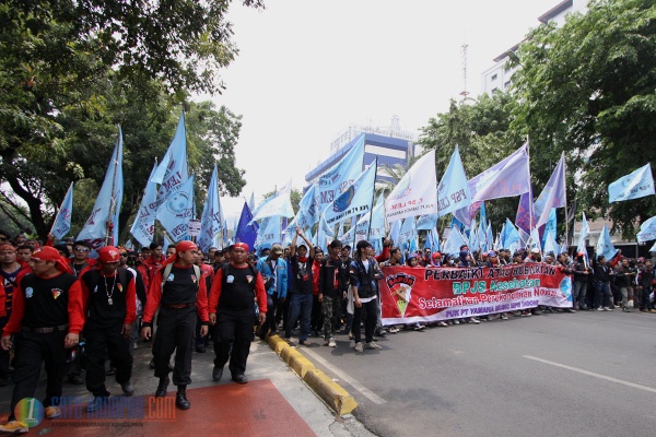 Ribuan Buruh Kembali Unjuk Rasa di Seberang Istana Negara