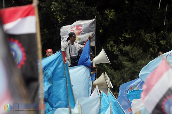 Ribuan Buruh Kembali Unjuk Rasa di Seberang Istana Negara
