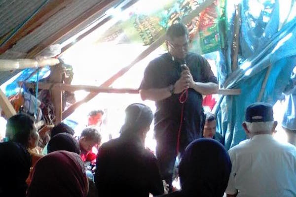Gus Mus Kunjungi Warga Rembang Penolak Pabrik Semen
