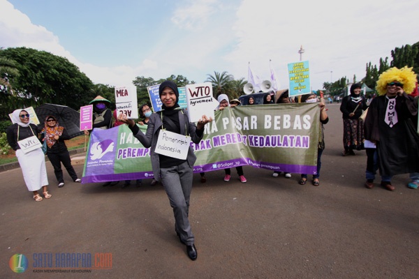 Di Hari Ibu, Puluhan Perempuan Gelar Aksi Tolak Pasar Bebas