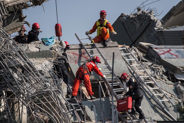 Upaya Tim Penyelamat Mencari Korban Gempa Taiwan
