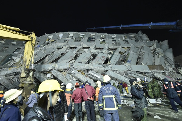 Upaya Tim Penyelamat Mencari Korban Gempa Taiwan
