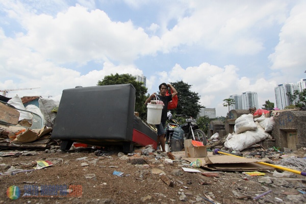 Ratusan Bangunan Liar di TPU Menteng Pulo Ditertibkan
