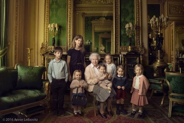 Ratu Elizabeth II Rilis Foto dengan Putri,Cucu dan Anjingnya