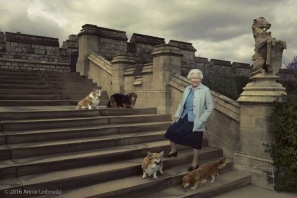 Ratu Elizabeth II Rilis Foto dengan Putri,Cucu dan Anjingnya