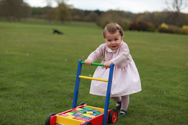 Ulang Tahun Pertama, Kerajaan Inggris Rilis Foto Putri Charlotte 