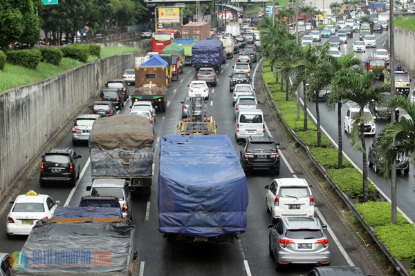 Libur Panjang Ribuan Kendaraan Padati Ruas Jalan Tol Dalam Kota