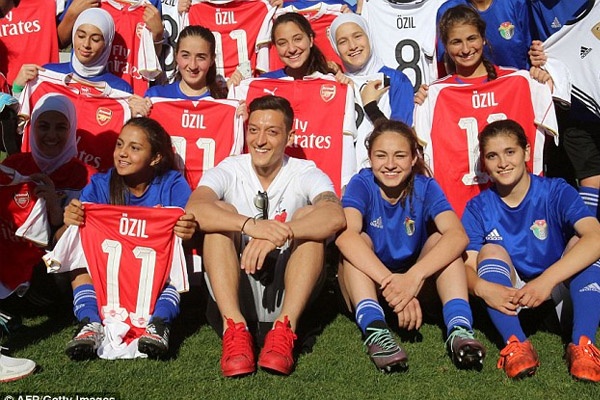 Di Sela Liburan Timur Tengah, Mesut Ozil Umrah 