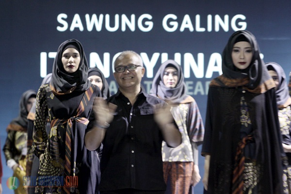 Perancang Busana Itang Yunasz Ramaikan MFF 2016 di Senayan