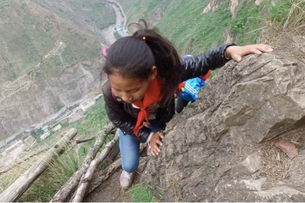 Amazing, Bocah Tiongkok Panjat Tebing 800 Meter demi Sekolah