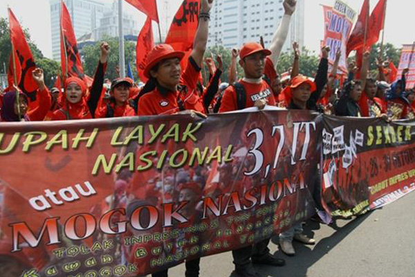 Ratusan Buruh Berunjuk Rasa di Istana Negara
