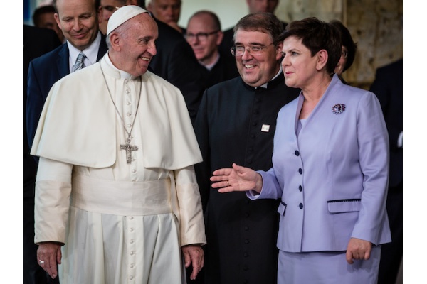 Paus Fransiskus Kunjungi Penyintas Holocaust di Polandia
