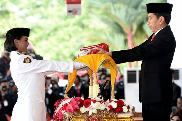 Nilam Pembawa Baki Sang Merah Putih di Istana Merdeka