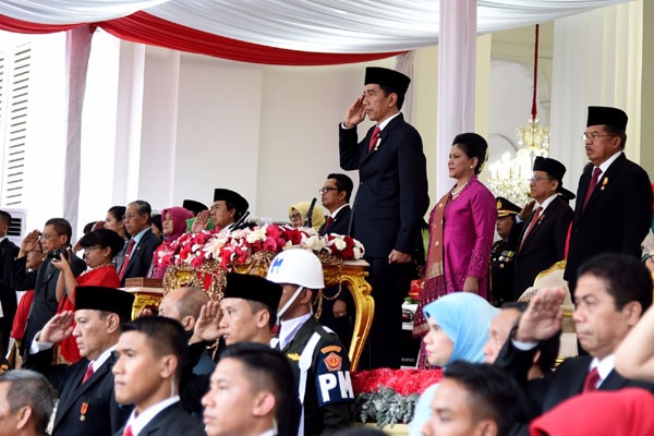 Presiden Jokowi Pimpin Upacara Penurunan Bendera di Istana