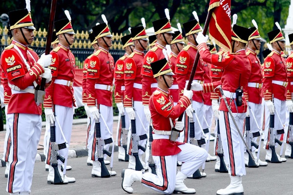 Warga Antusias Lihat Seremoni Pergantian Pasukan Jaga Istana