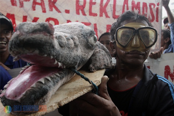 Puluhan Nelayan Jakarta Demo di Gedung KPK Tolak Reklamasi