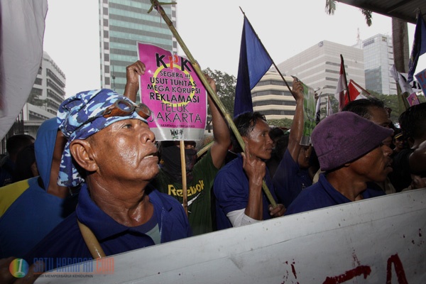 Puluhan Nelayan Jakarta Demo di Gedung KPK Tolak Reklamasi