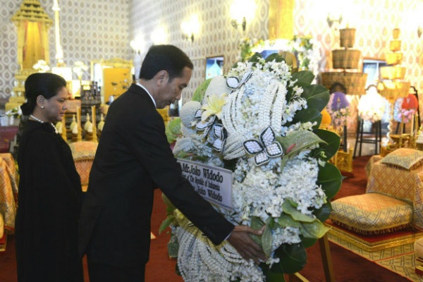 Presiden Jokowi Beri Penghormatan Terakhir Raja Bhumibol