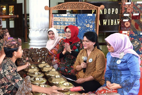 Ibu Negara Iriana Jokowi Nyinden di Sidoarjo