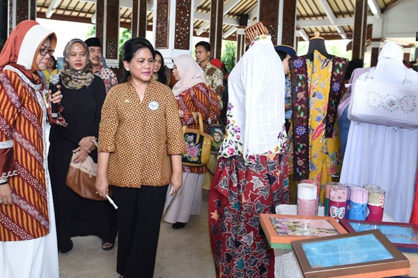 Ibu Negara Iriana Jokowi Nyinden di Sidoarjo