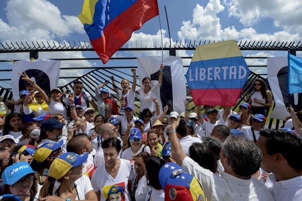 Oposisi Venezuela Bertekad Tekan Presiden Maduro Mundur