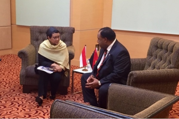 Menteri Luar Negeri RI, Retno Marsudi dan Menteri Luar Negeri Papua Nugini, Rimbink Pato, sedang berbincang-bincang. Papua Nugini diketahui sebagai salah satu negara yang mendukung sikap Indonesia di MSG (Foto: radionz.co.nz)