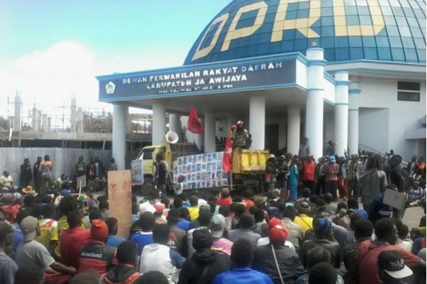 Ribuan Rakyat Pro Referendum Papua Duduki Halaman DPRD 