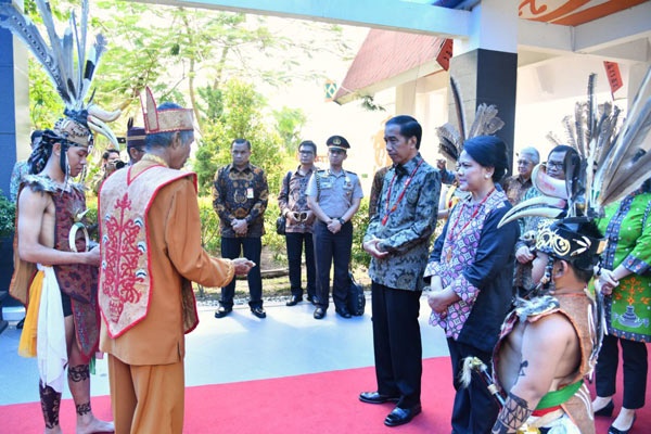 Presiden Jokowi Dinobatkan Jadi Raja Dayak
