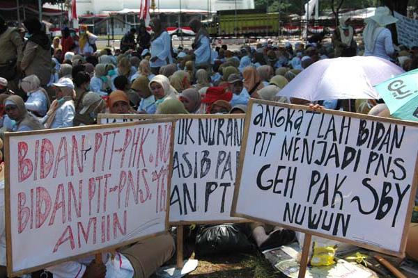 Bidan PTT Unjukrasa di Istana Merdeka