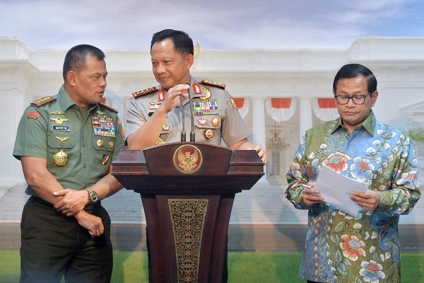 Kapolri Jenderal Polisi Tito Karnavian (tengah) berdiskusi dengan Panglima TNI Jenderal TNI Gatot Nurmantyo (kiri) serta Seskab Pramono Anung (kanan) saat memaparkan persiapan pengamanan Natal dan Tahun Baru. (Foto: Antara)