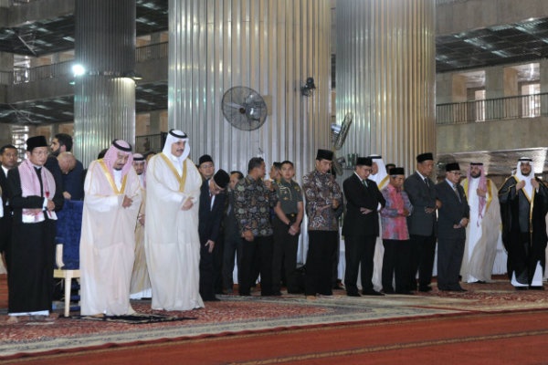 Raja Salman Salat Tahiyatul di Masjid Istiqlal