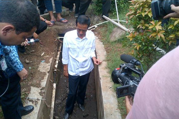 Jokowi Blusukan Periksa Saluran Air di Jakarta Selatan