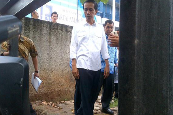 Jokowi Blusukan Periksa Saluran Air di Jakarta Selatan
