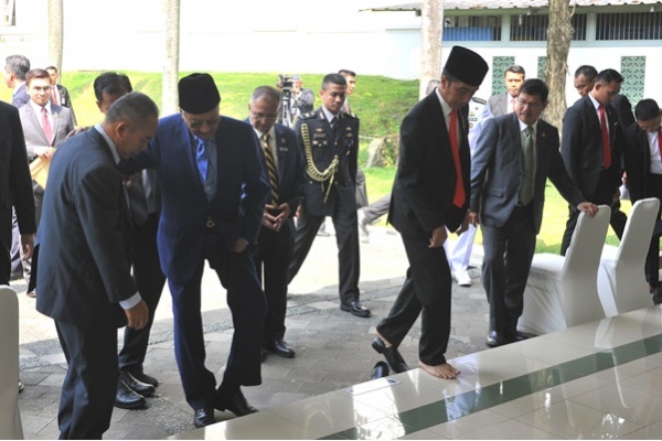 Gaya Mahathir dan Jokowi Buka Sepatu Sebelum Salat