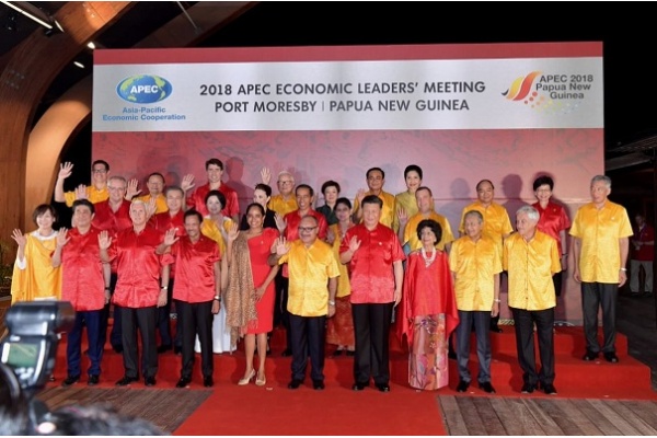 Presiden Jokowi Gandeng Ibu Negara Iriana di Gala Dinner APEC