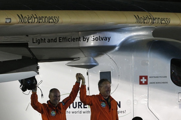 Pesawat Tenaga Surya Solar Impulse 2 Sukses Keliling Dunia