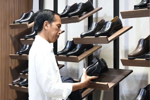 Presiden Jokowi Belanja Sepatu Diskon di Mantos